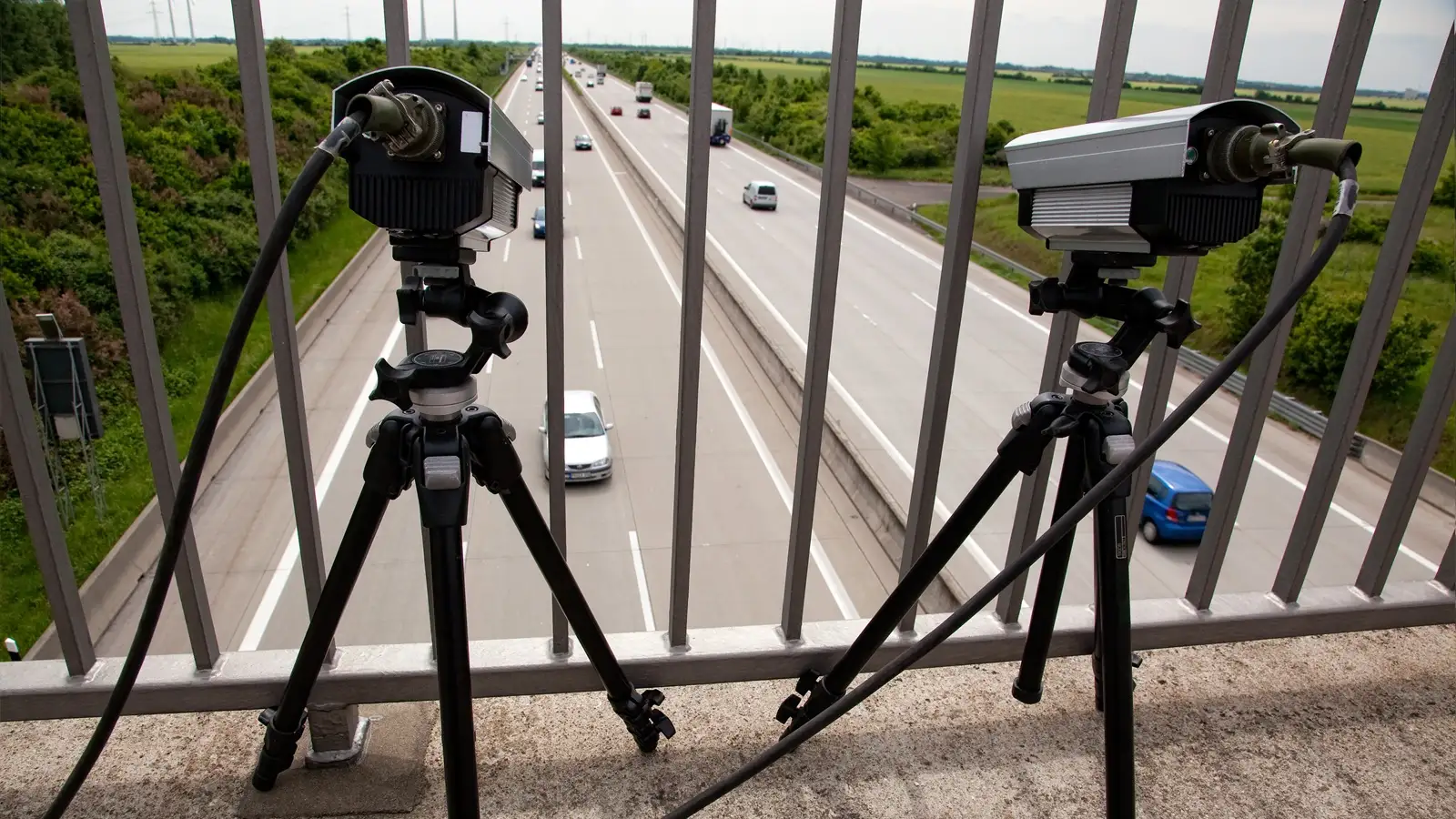 Videokontrollsystem VKS 4.5 misst Verkehr von Autobahnbrücke